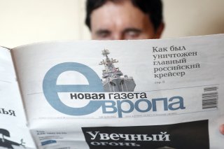 Novaïa Gazeta est l'un des rares bastions de la presse libre en Russie. L'engagement du journal, notamment dans la couverture des violations des droits humains en Tchétchénie, a coûté la vie à plusieurs de ses collaborateurs, morts assassinés.